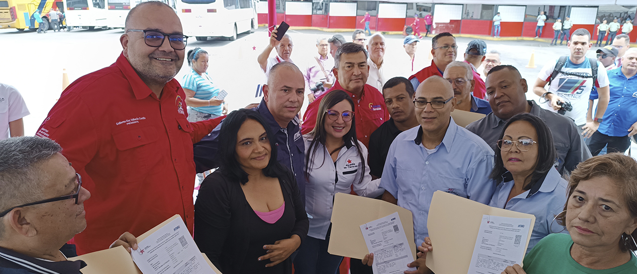 Transportistas de Caracas recibieron Permisología de Transporte Público Urbano